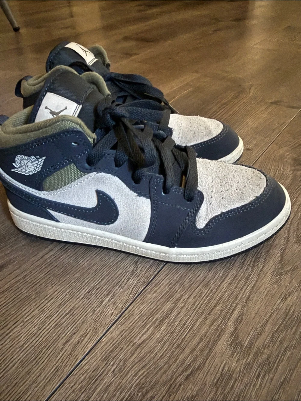 Nike Air Jordan retro 1 Mid SE Sneakers in Black and Light Gray